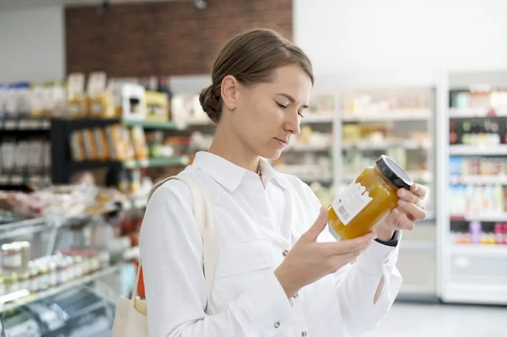 Zjistěte, jak číst etikety potravin, rozlišit datum spotřeby a minimální trvanlivosti, lépe uchovávat produkty a omezit plýtvání potravinami.